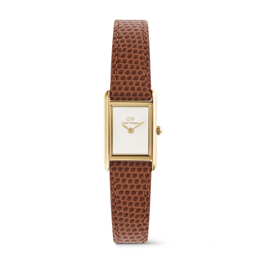 ساعة نسائية فاخرة بتصميم مستطيل صغير، مع هيكل ذهبي وسوار جلد بني فاتح بنقشة